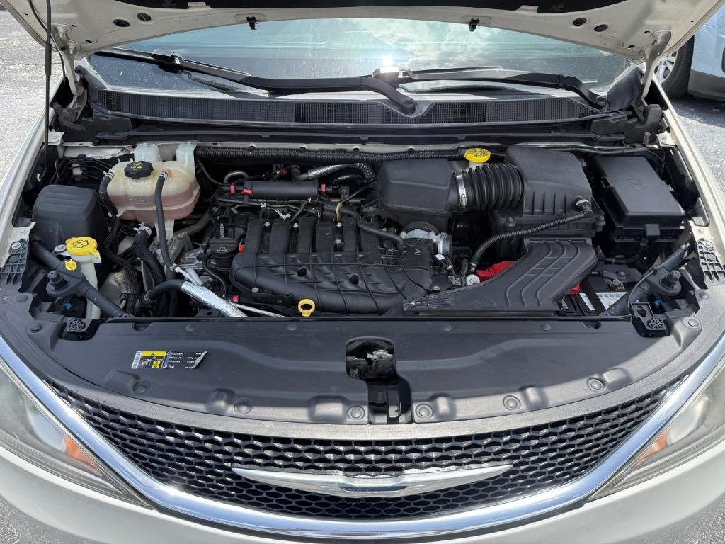 Used 2017 Chrysler Pacifica Touring-L FWD image 29