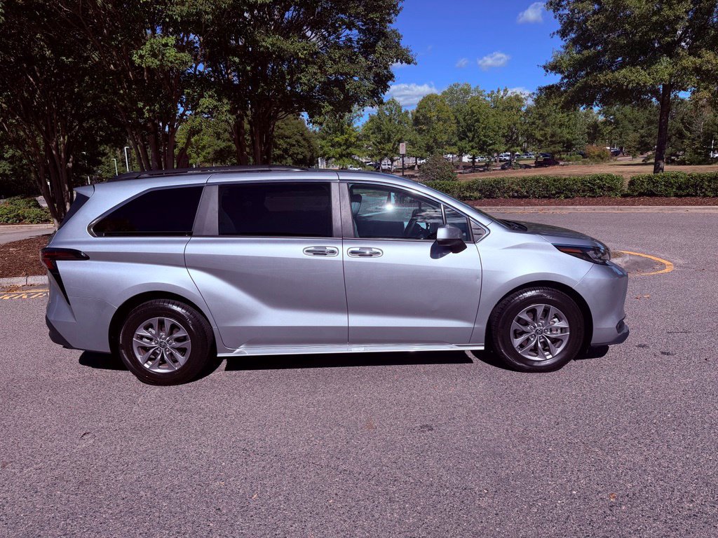 Used 2025 Toyota Sienna XLE FWD image 15