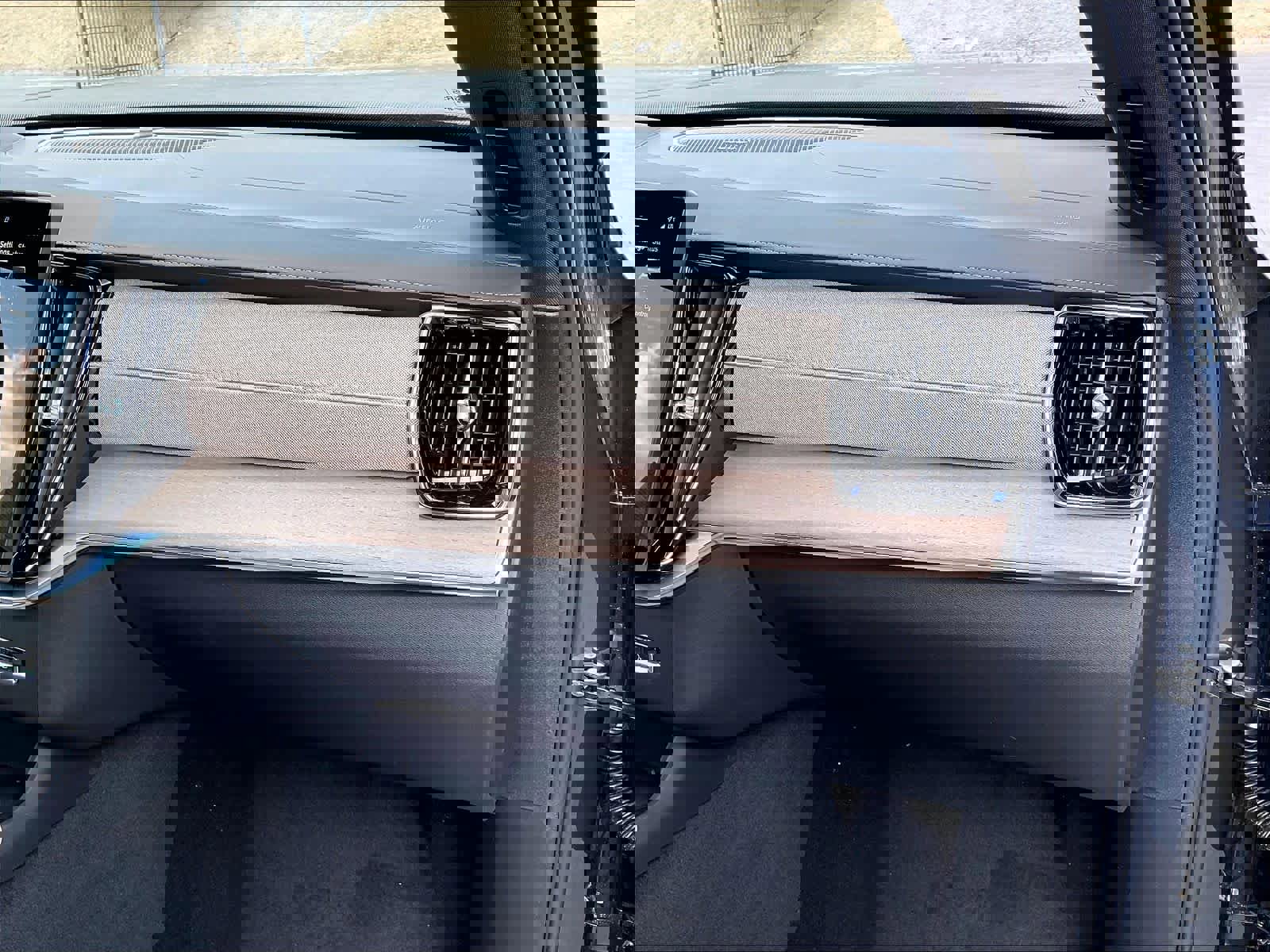 New 2026 Volvo XC90 T8 Plus w/ Protection Package Premier image 29