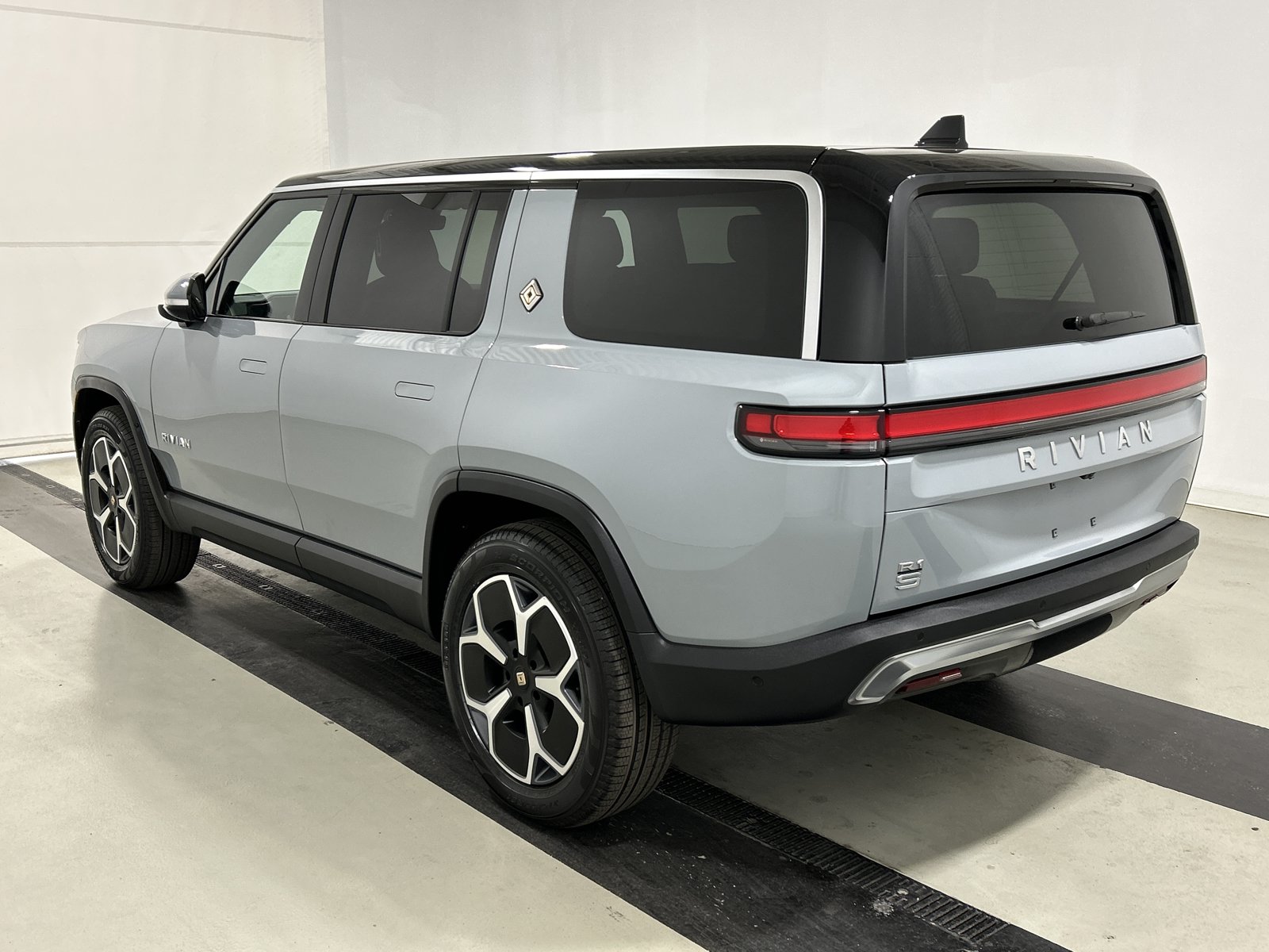 Used 2024 Rivian R1S Adventure AWD/4WD image 3
