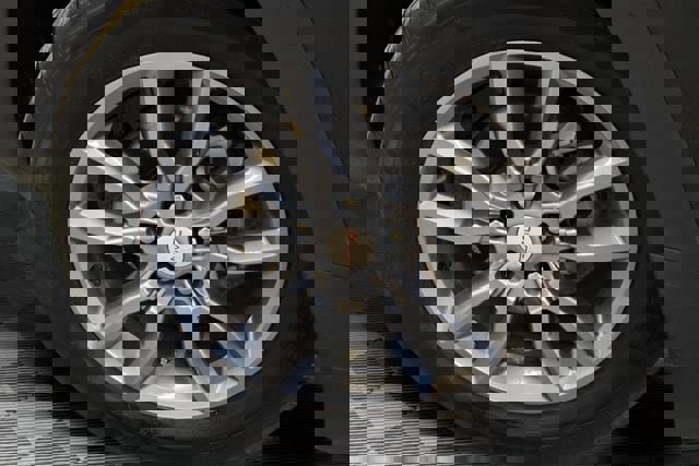 Used 2024 GMC Terrain SLT AWD/4WD image 14