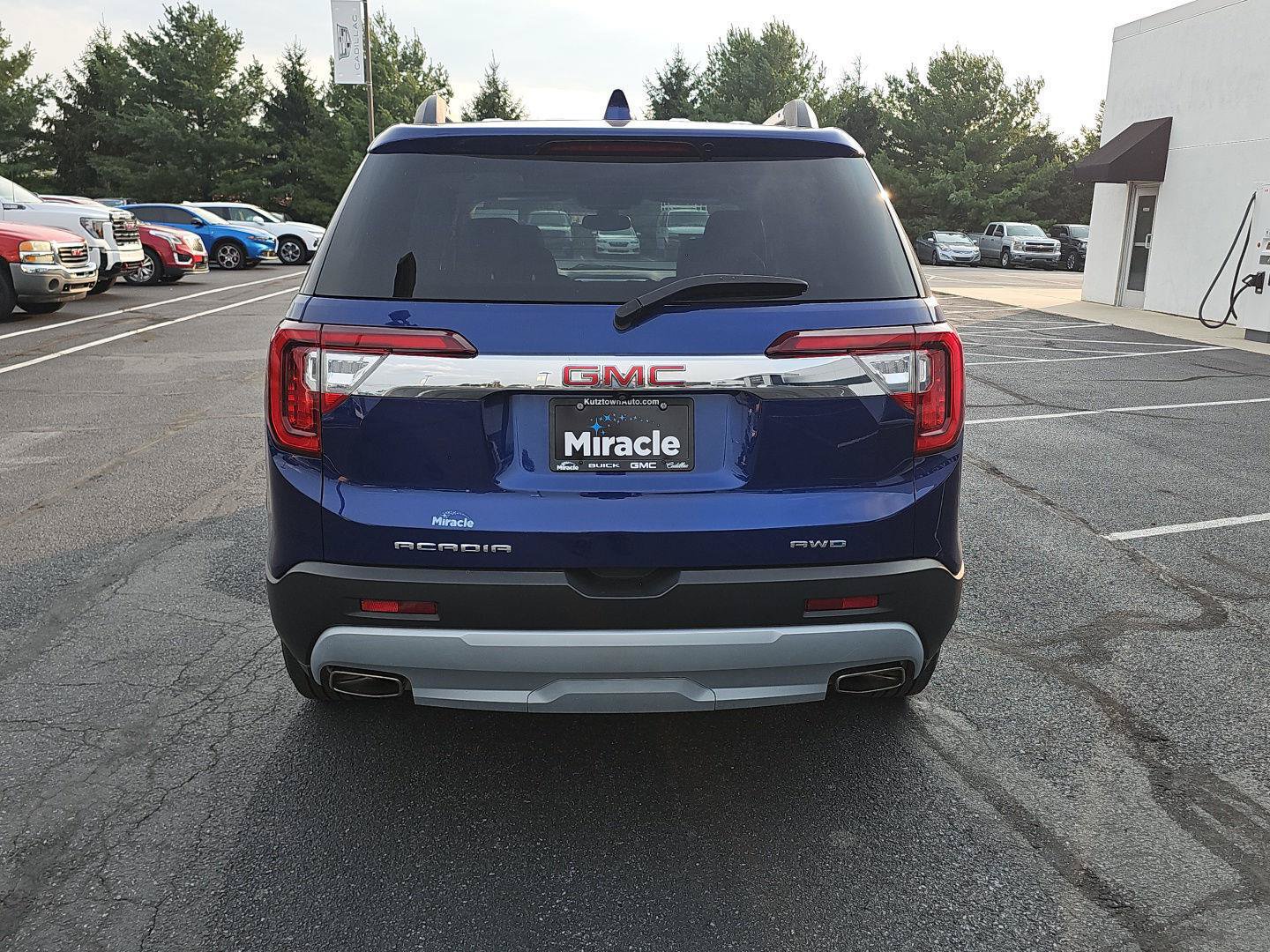Used 2023 GMC Acadia SLT w/ Preferred Package AWD/4WD image 6