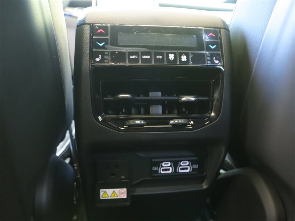Used 2023 Jeep Grand Cherokee Overland w/ Luxury Tech Group IV RWD image 27