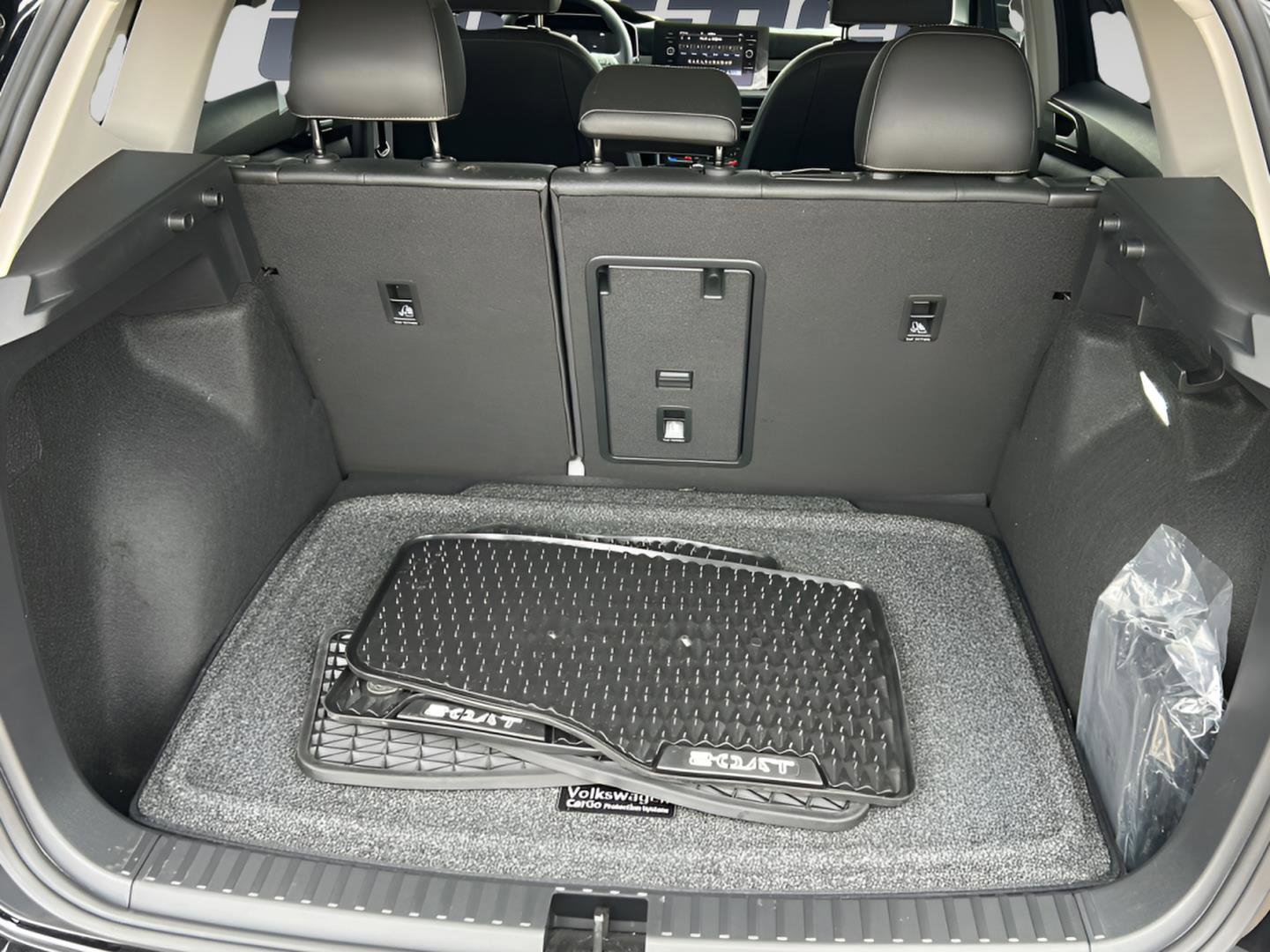 Used 2025 Volkswagen Taos SE image 11