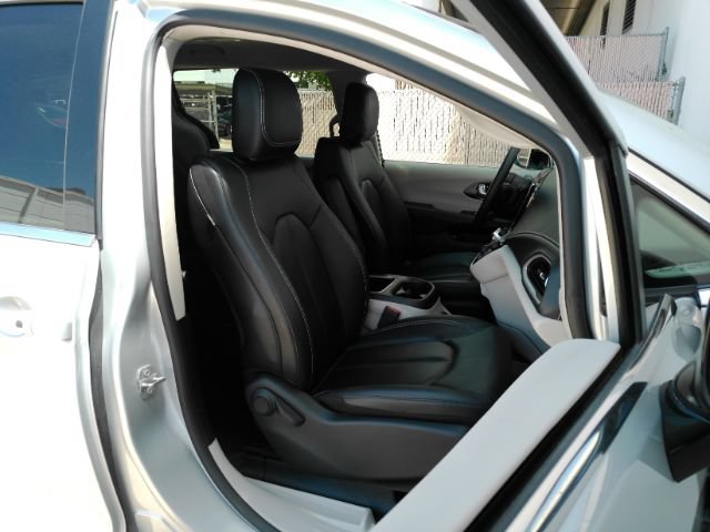 Used 2024 Chrysler Pacifica Limited FWD image 23
