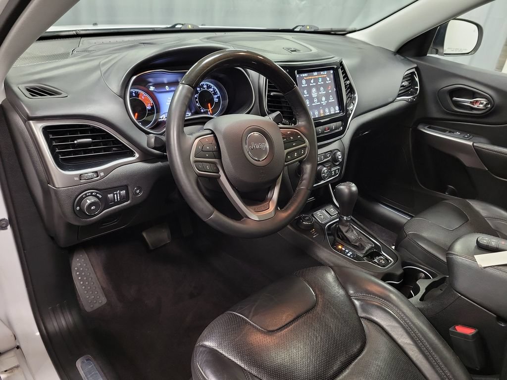 Used 2019 Jeep Cherokee Overland w/ Technology Group AWD/4WD image 17