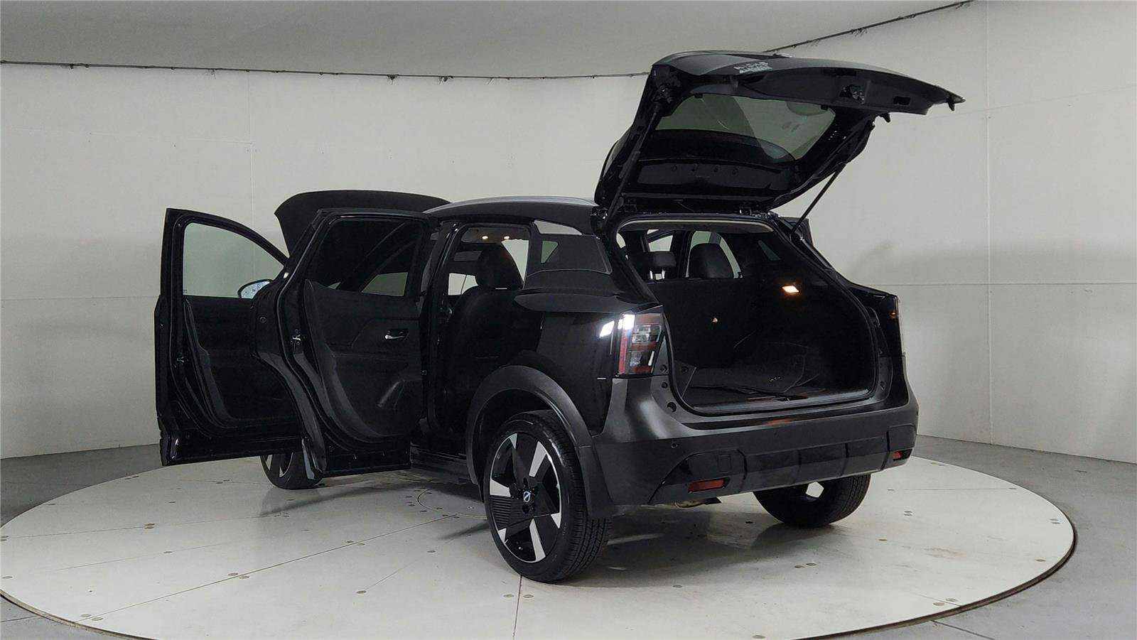 Certified 2025 Nissan Kicks SR FWD image 11