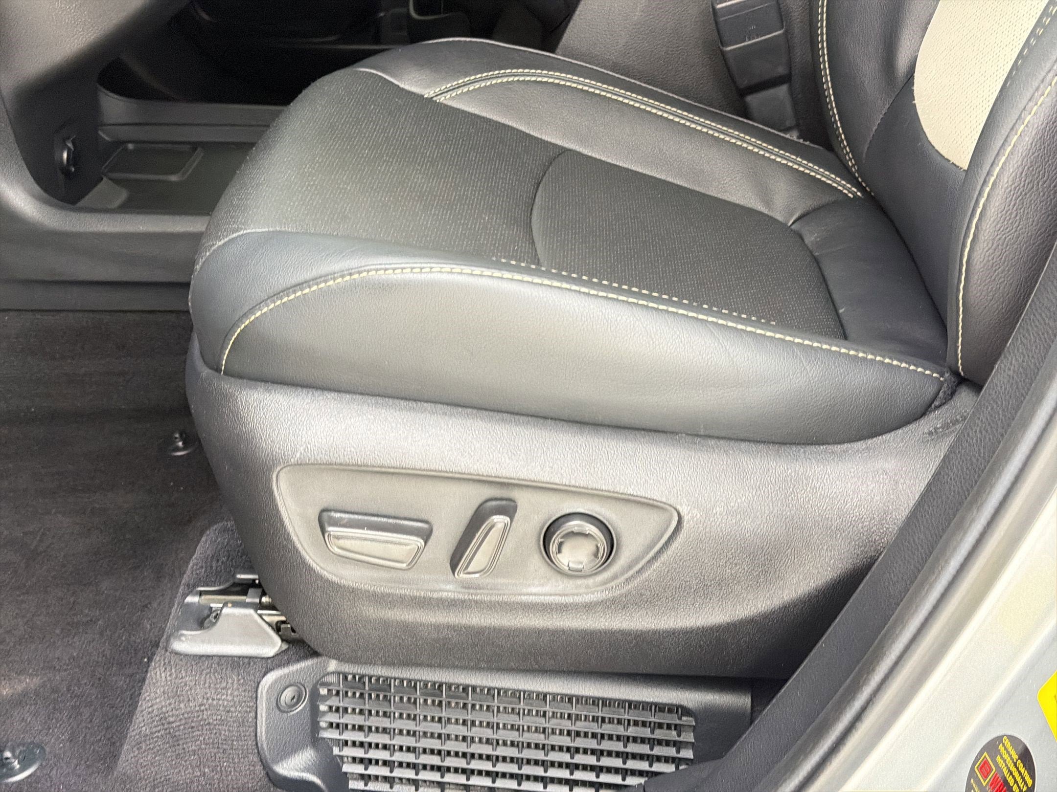 Used 2025 Toyota Sienna Limited image 14