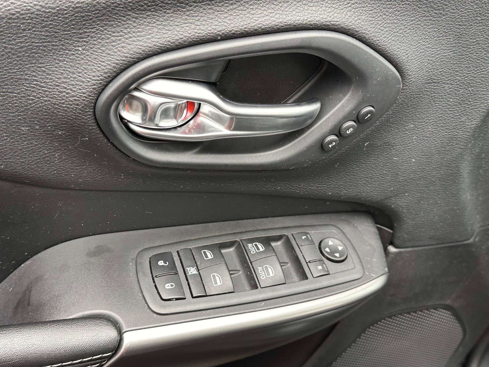 Used 2020 Jeep Cherokee Limited image 14