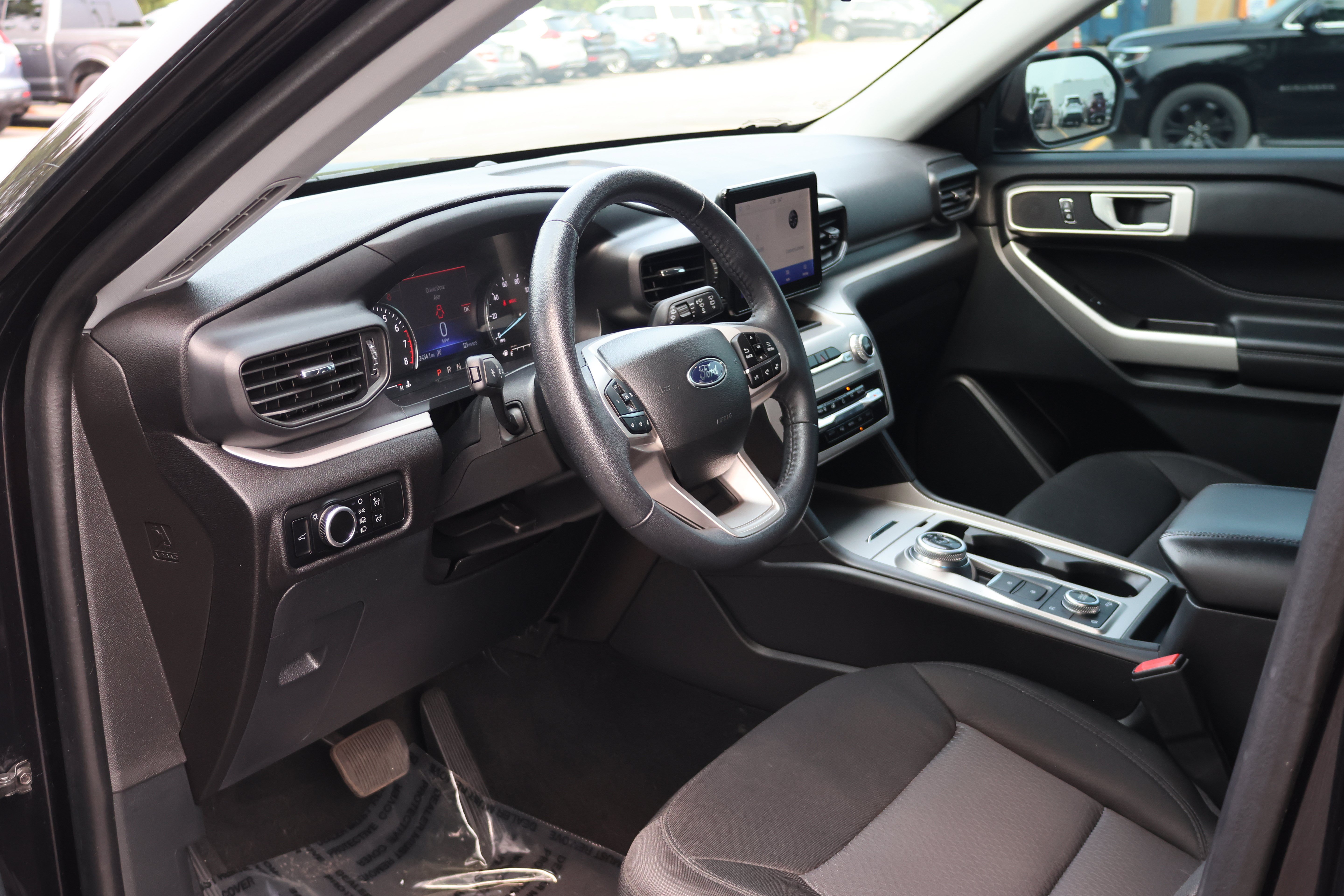Used 2023 Ford Explorer XLT AWD/4WD image 36