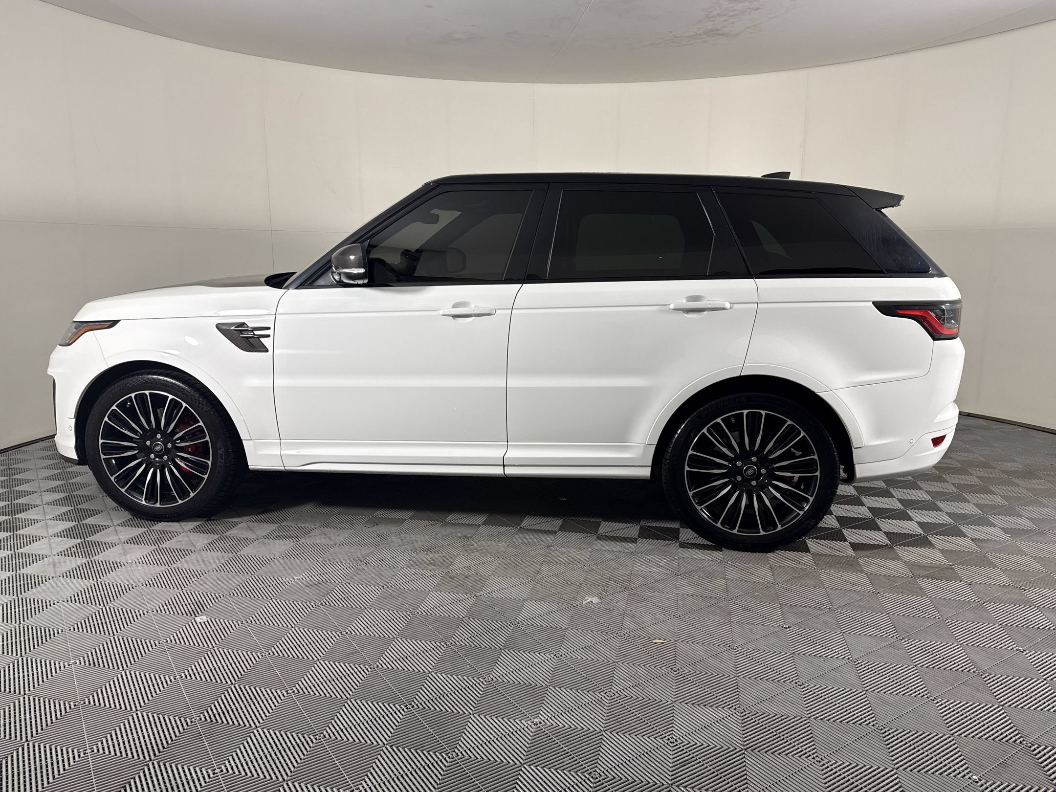 Used 2018 Land Rover Range Rover Sport SVR AWD/4WD image 2