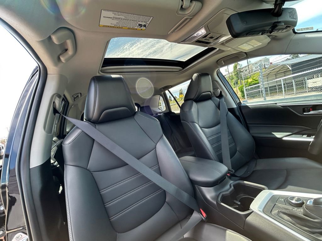 Used 2022 Toyota RAV4 XLE Premium image 27