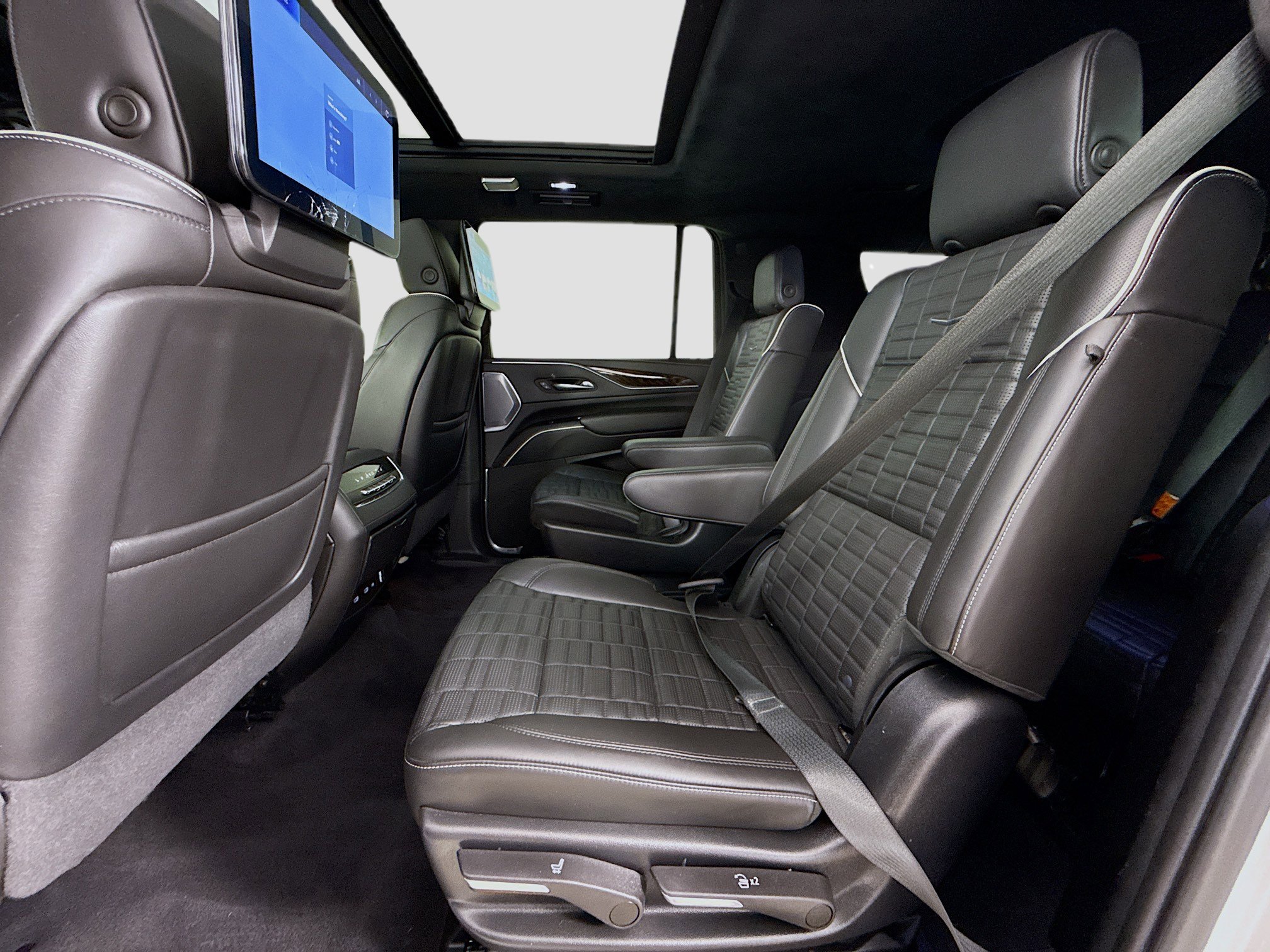 Used 2023 Cadillac Escalade ESV Sport Platinum w/ Heavy-Duty Trailer Package AWD/4WD image 26