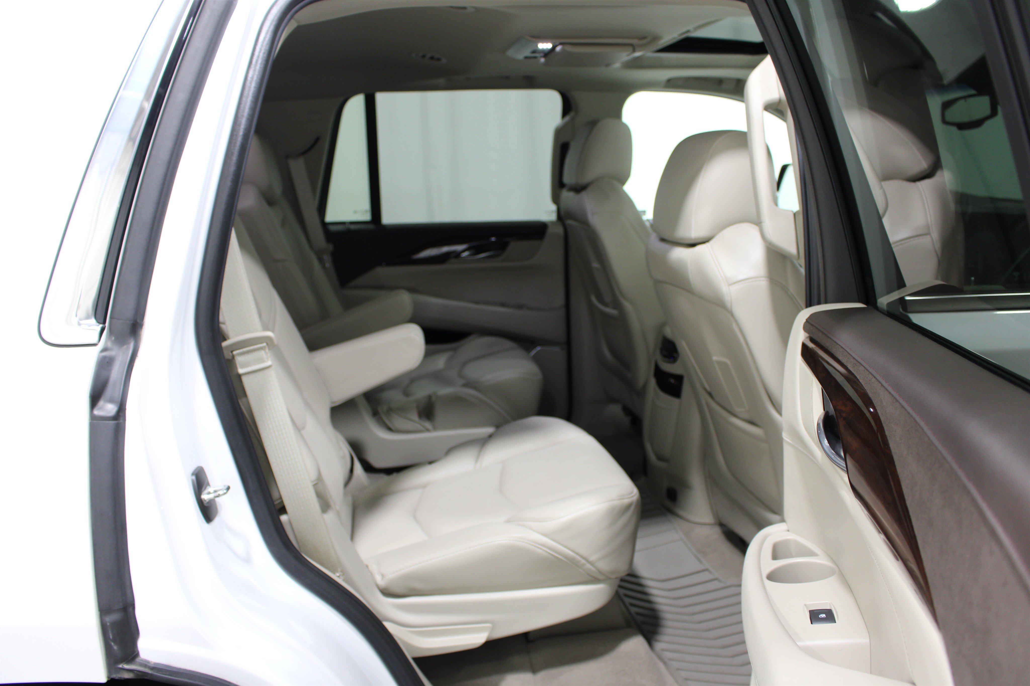 Used 2016 Cadillac Escalade Luxury AWD/4WD image 25