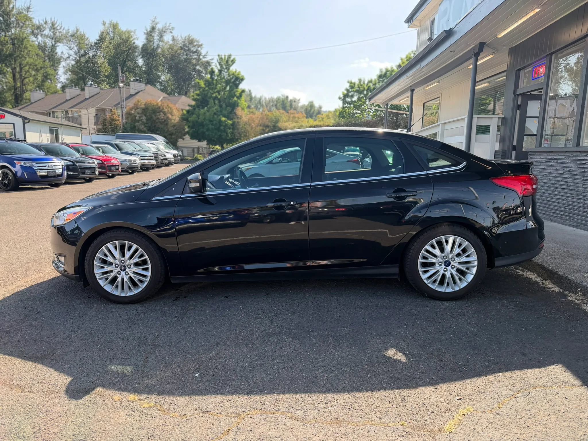 Used 2017 Ford Focus Titanium w/ Titanium Technology Package FWD image 4