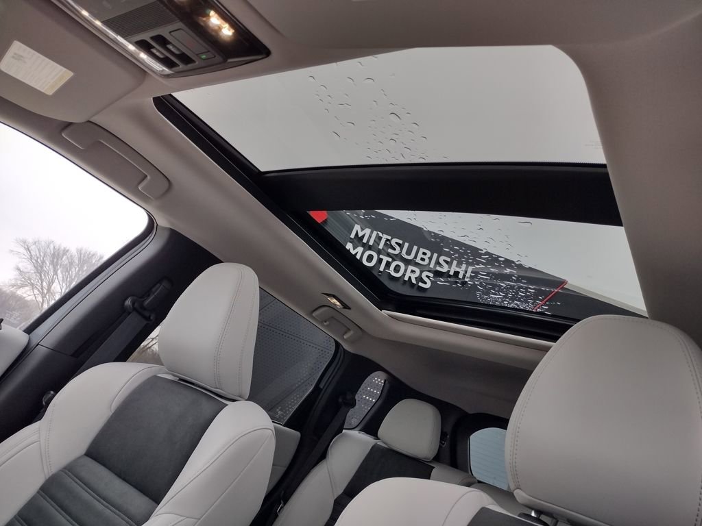 New 2026 Mitsubishi Outlander SE image 3