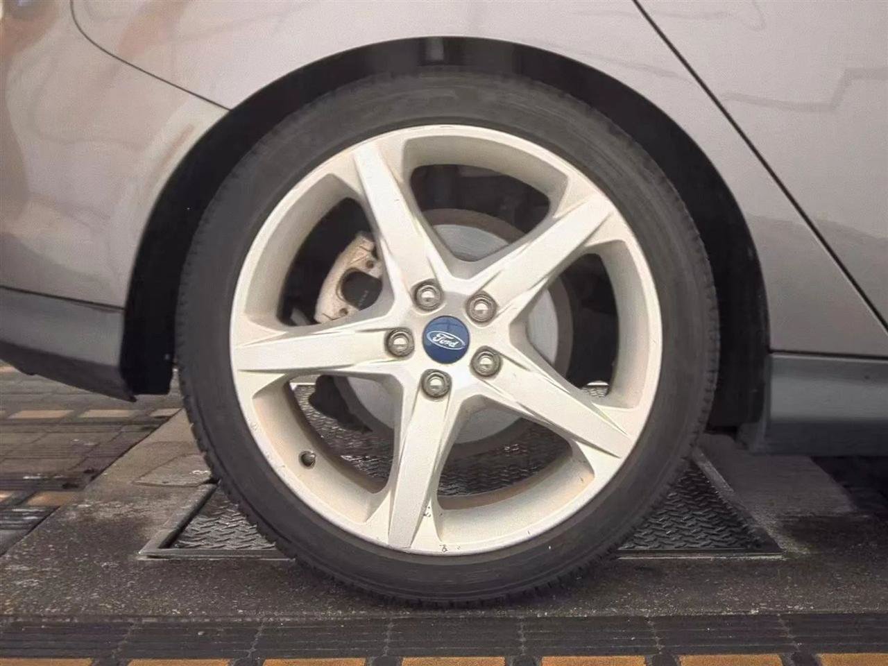 Used 2014 Ford Focus Titanium FWD image 11