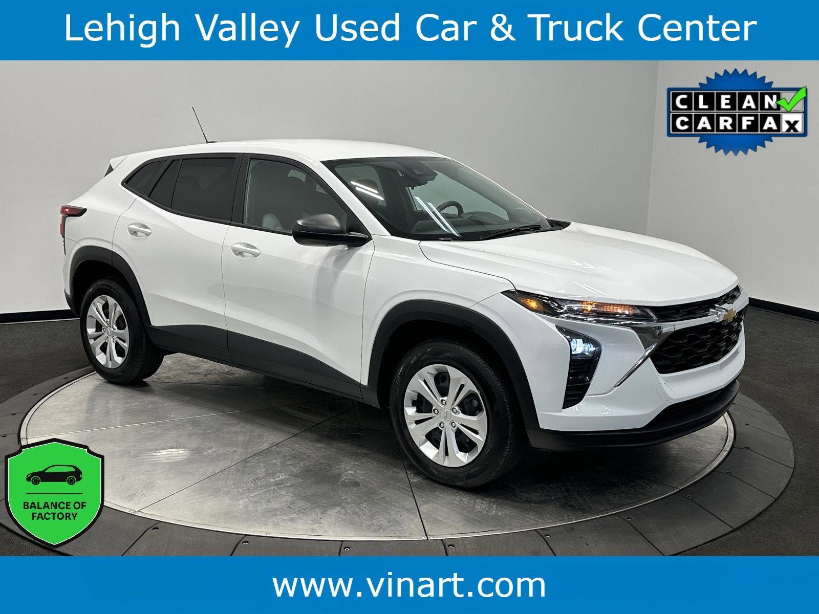Used 2025 Chevrolet Trax LS FWD image 1