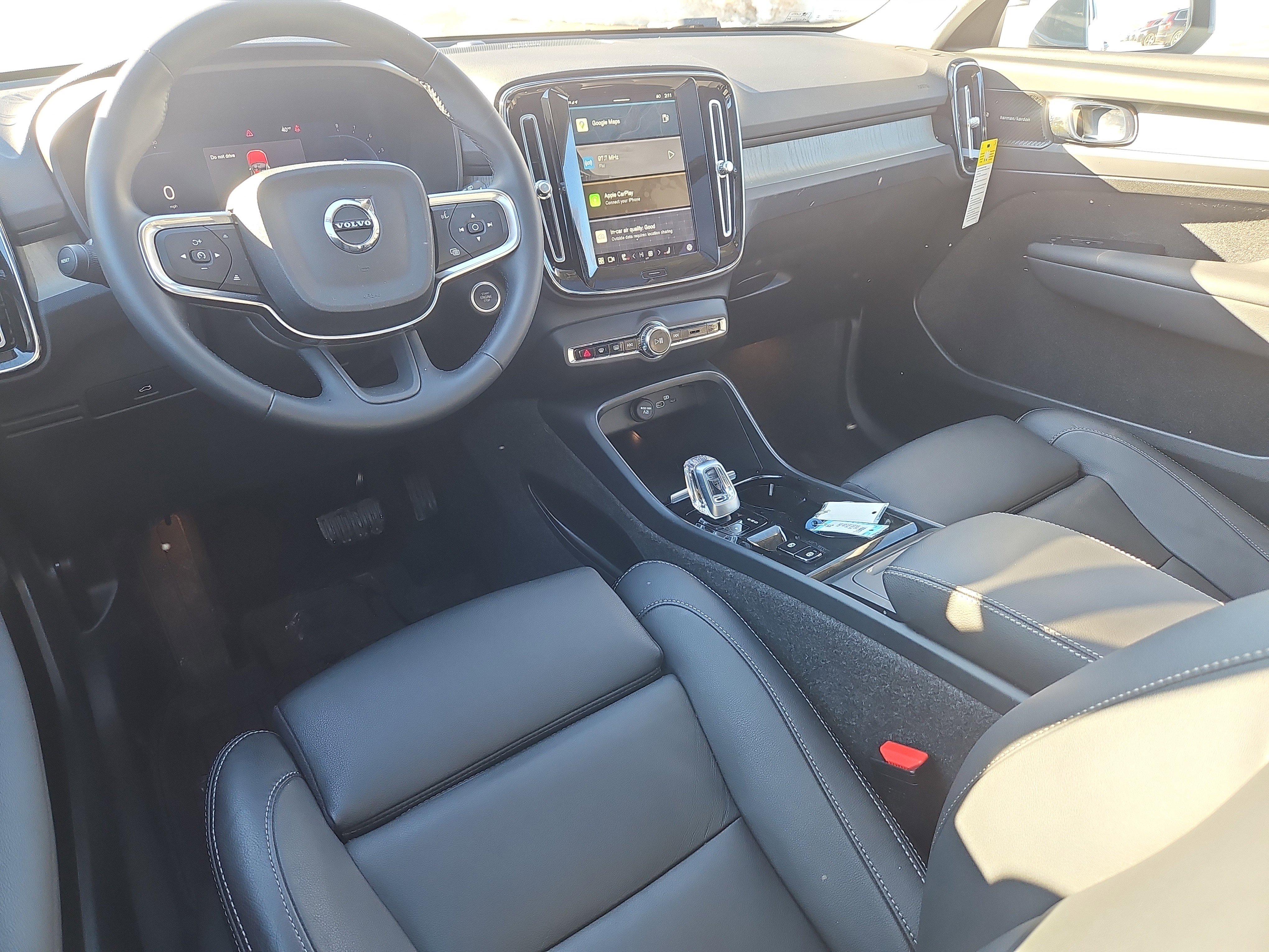 Used 2025 Volvo XC40 B5 Ultra w/ Climate Package image 3