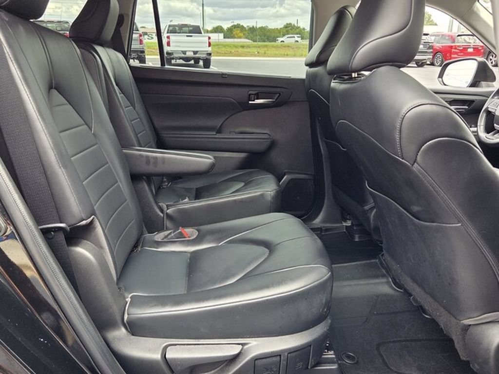 Used 2022 Toyota Highlander XLE FWD image 14