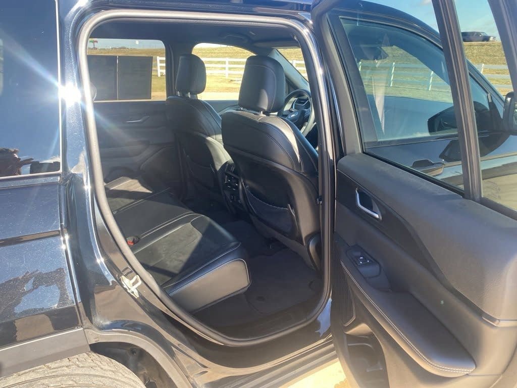 Used 2023 Jeep Grand Cherokee Altitude image 33