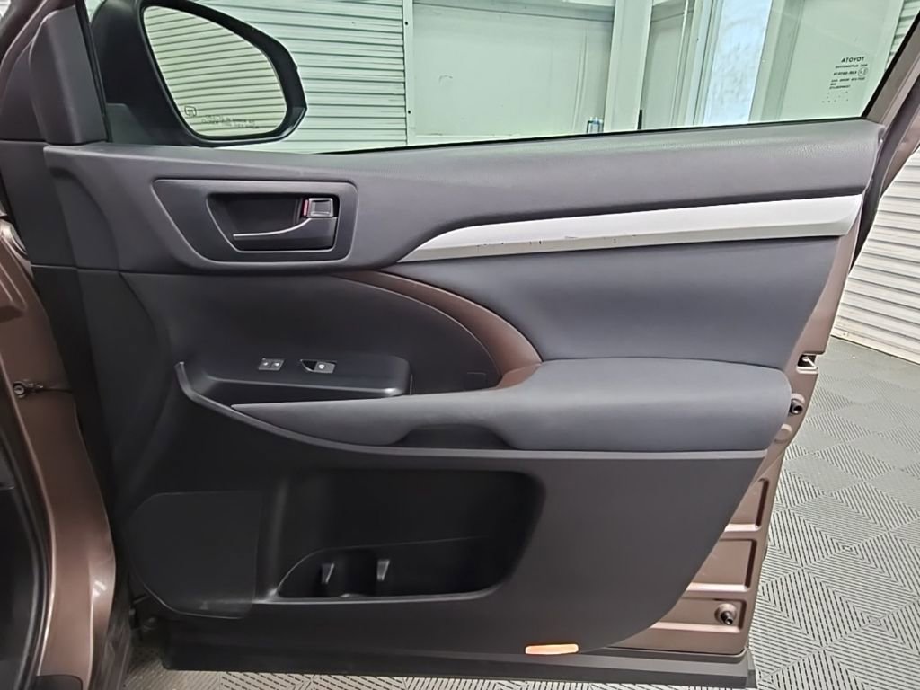 Used 2019 Toyota Highlander LE FWD image 38