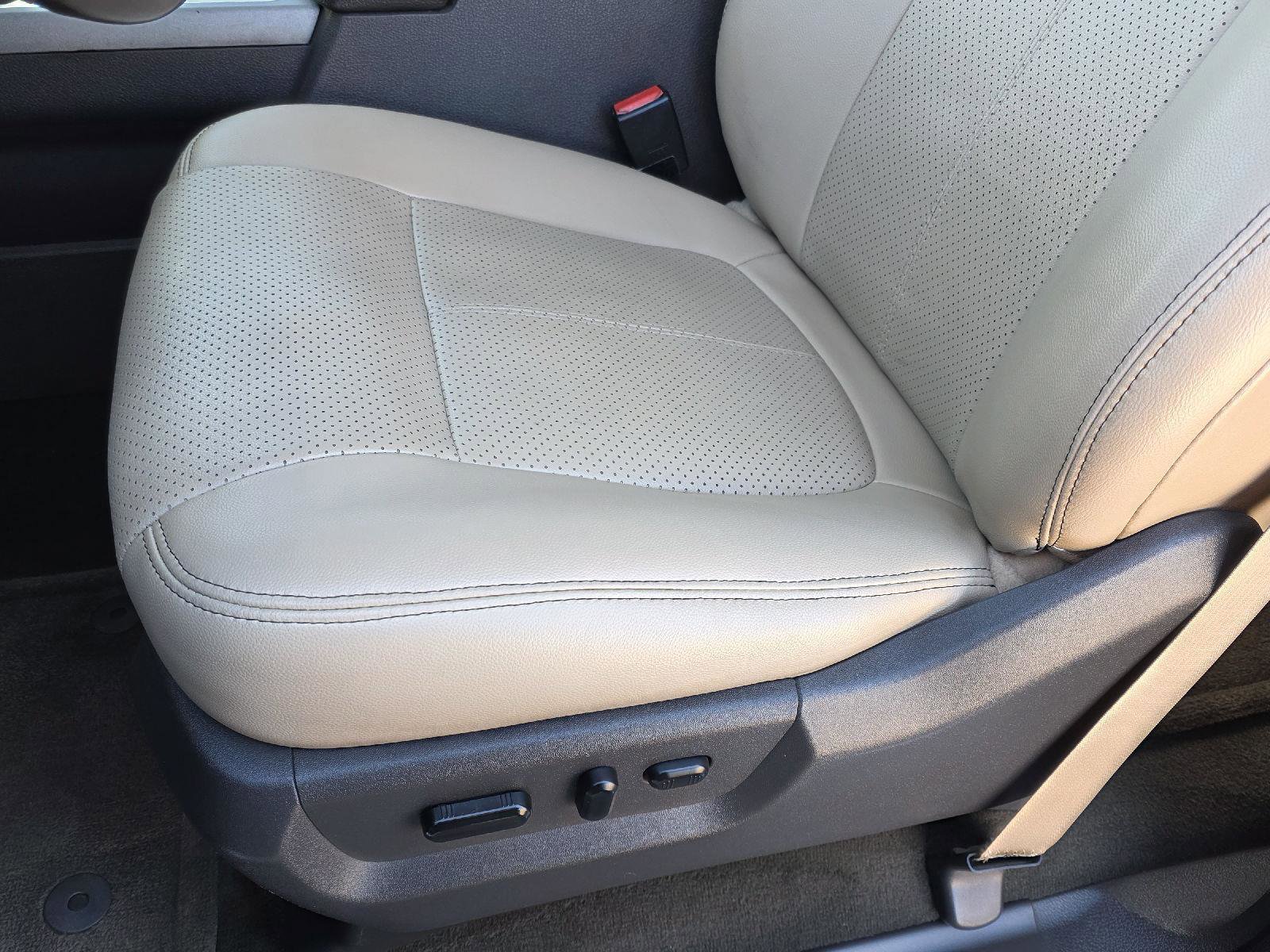 Used 2014 Ford F250 Lariat w/ Lariat Interior Package image 40