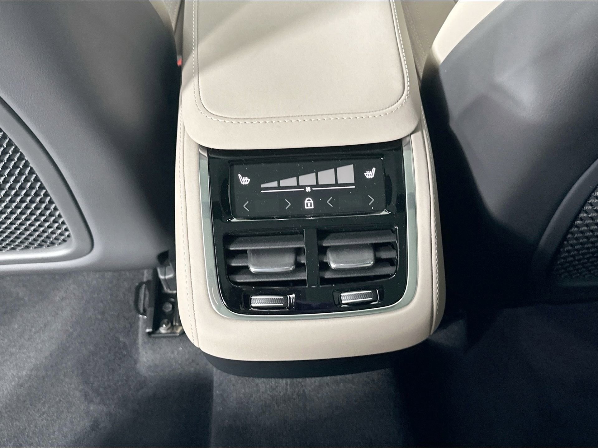 New 2026 Volvo XC90 B5 Plus w/ Protection Package Premier AWD/4WD image 30