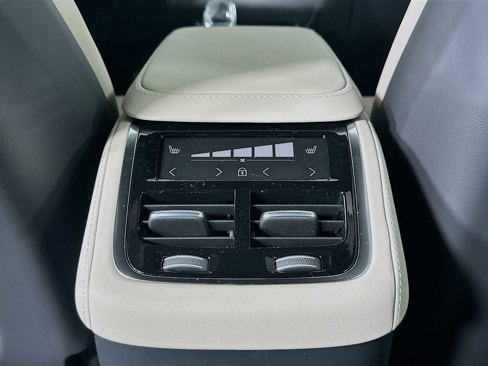 New 2026 Volvo XC90 B6 Core image 23