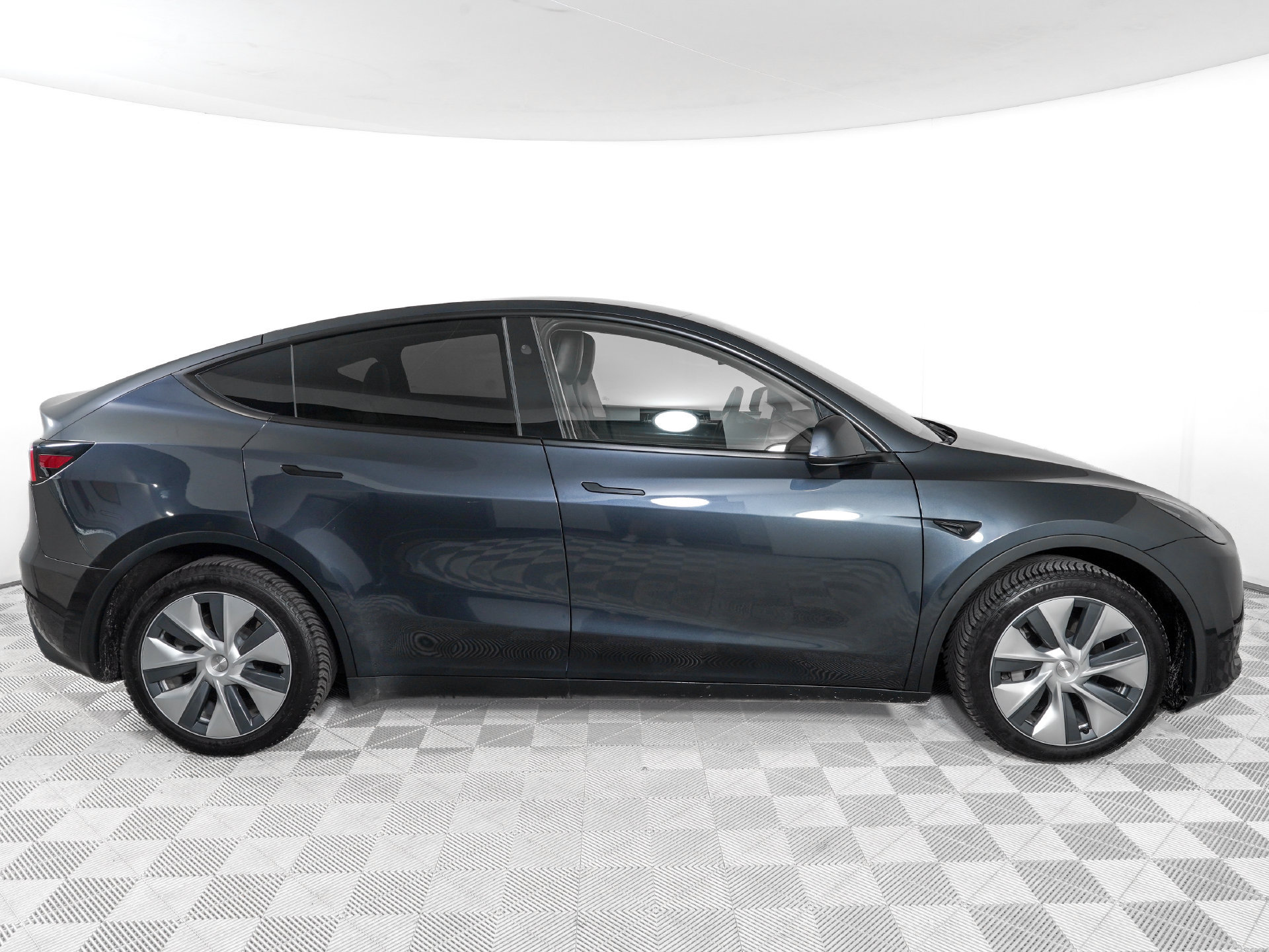 Used 2024 Tesla Model Y Long Range AWD/4WD image 4