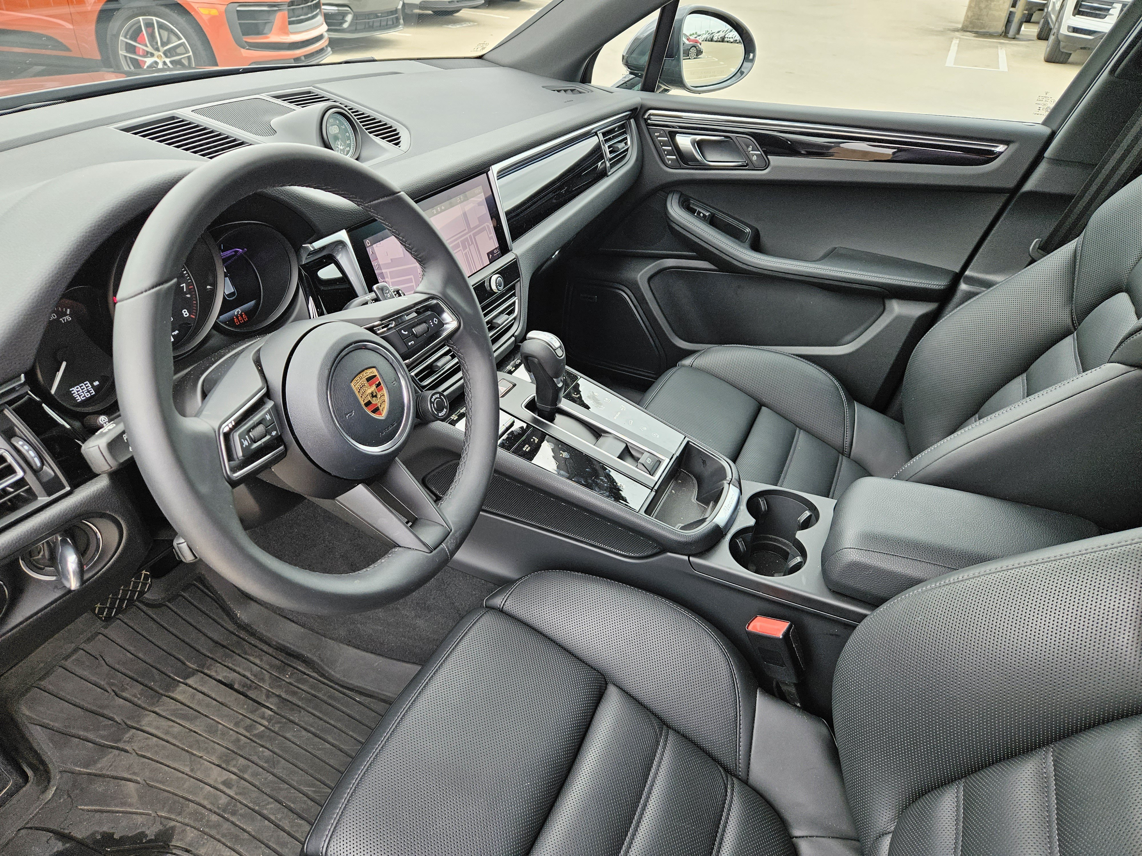 Certified 2026 Porsche Macan AWD/4WD image 4