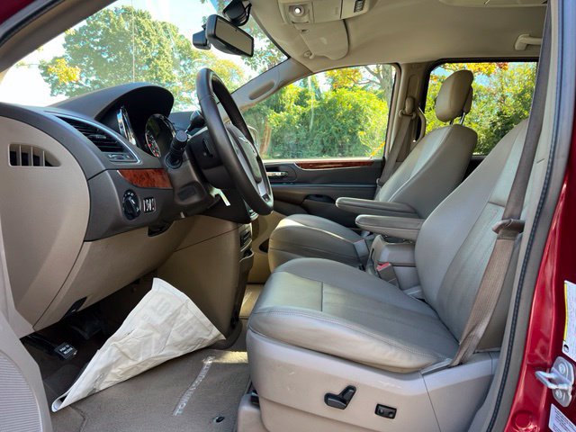 Used 2015 Chrysler Town & Country Touring-L w/ Driver Convenience Group FWD image 11