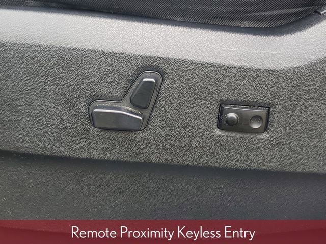 Used 2014 Chrysler Town & Country Touring-L image 16