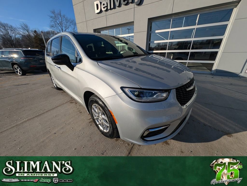 New 2026 Chrysler Pacifica Select image 1