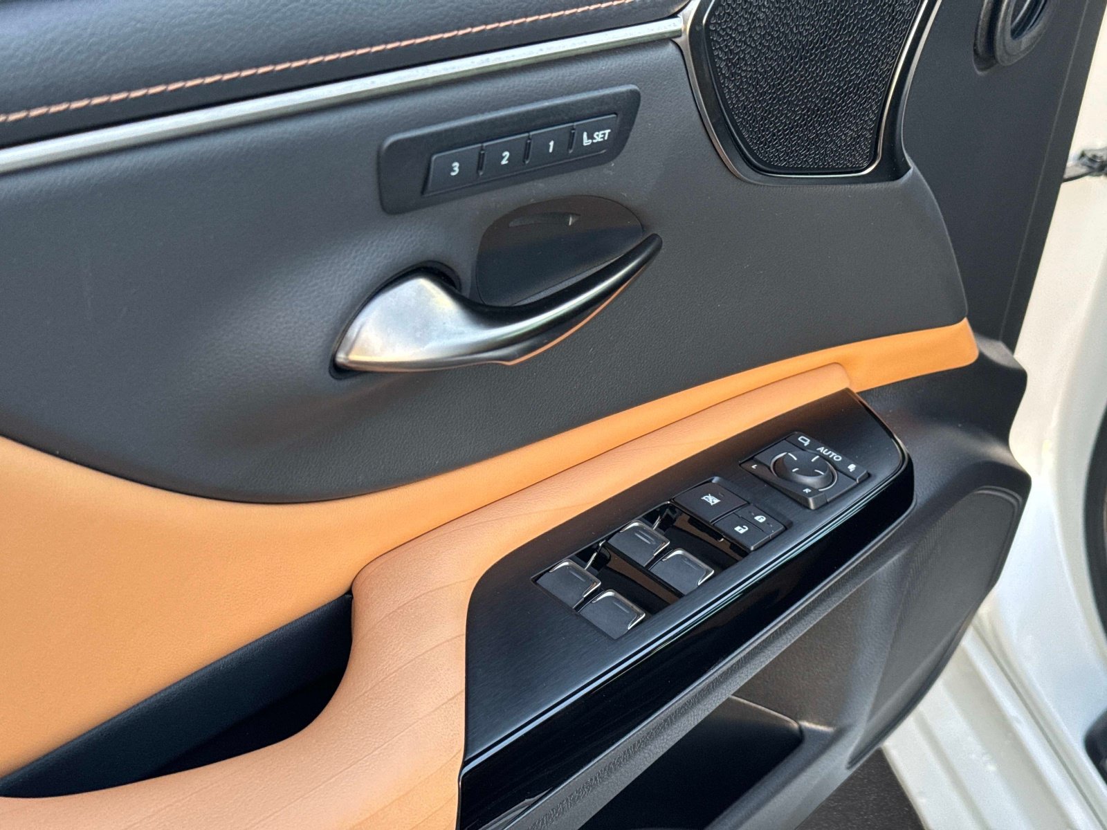 Certified 2022 Lexus ES 350 Ultra Luxury w/ Accessory Package FWD image 18