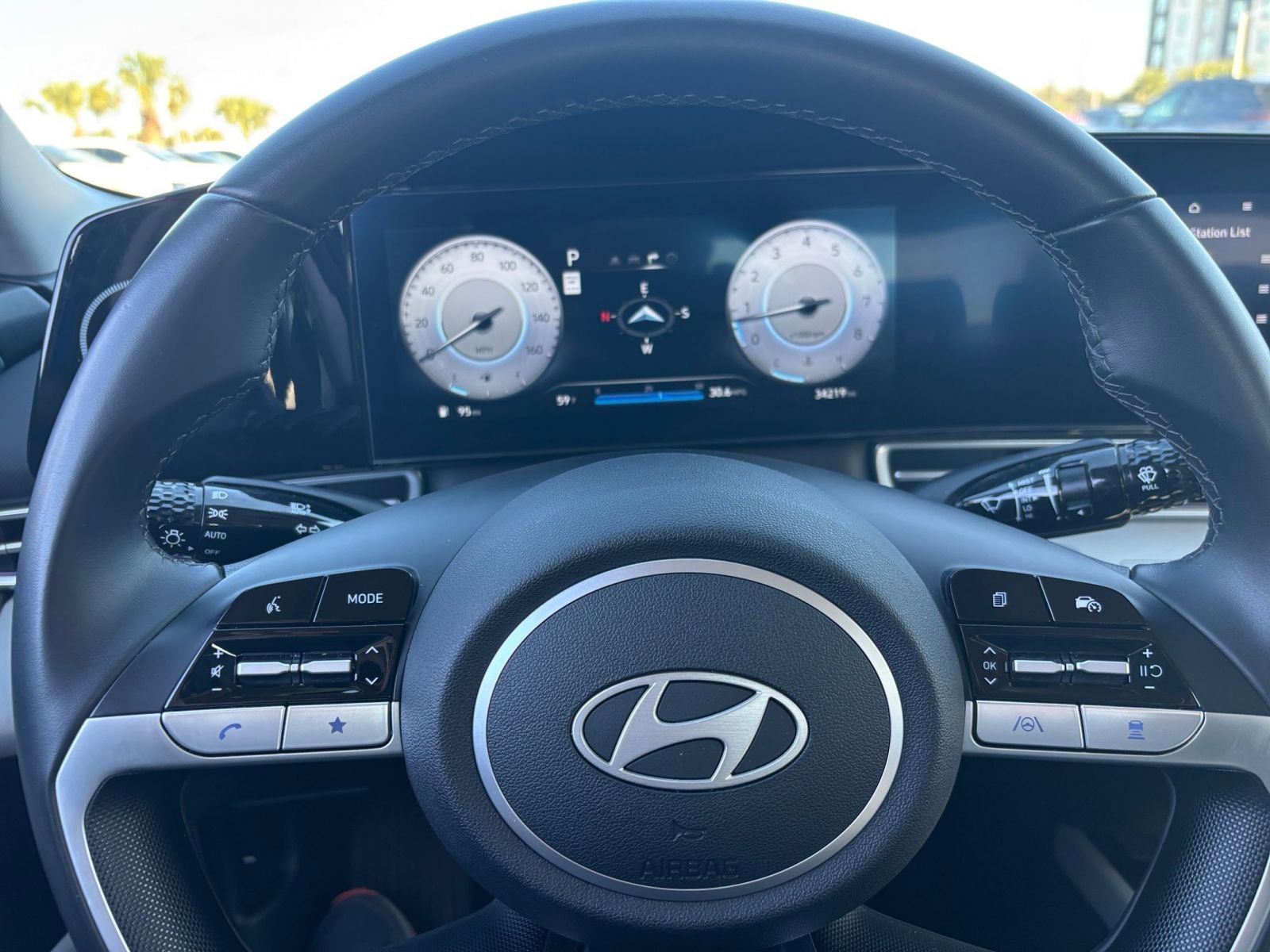 Used 2025 Hyundai Elantra Limited image 30