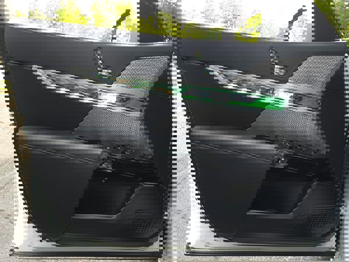 Used 2023 BMW 740i image 32