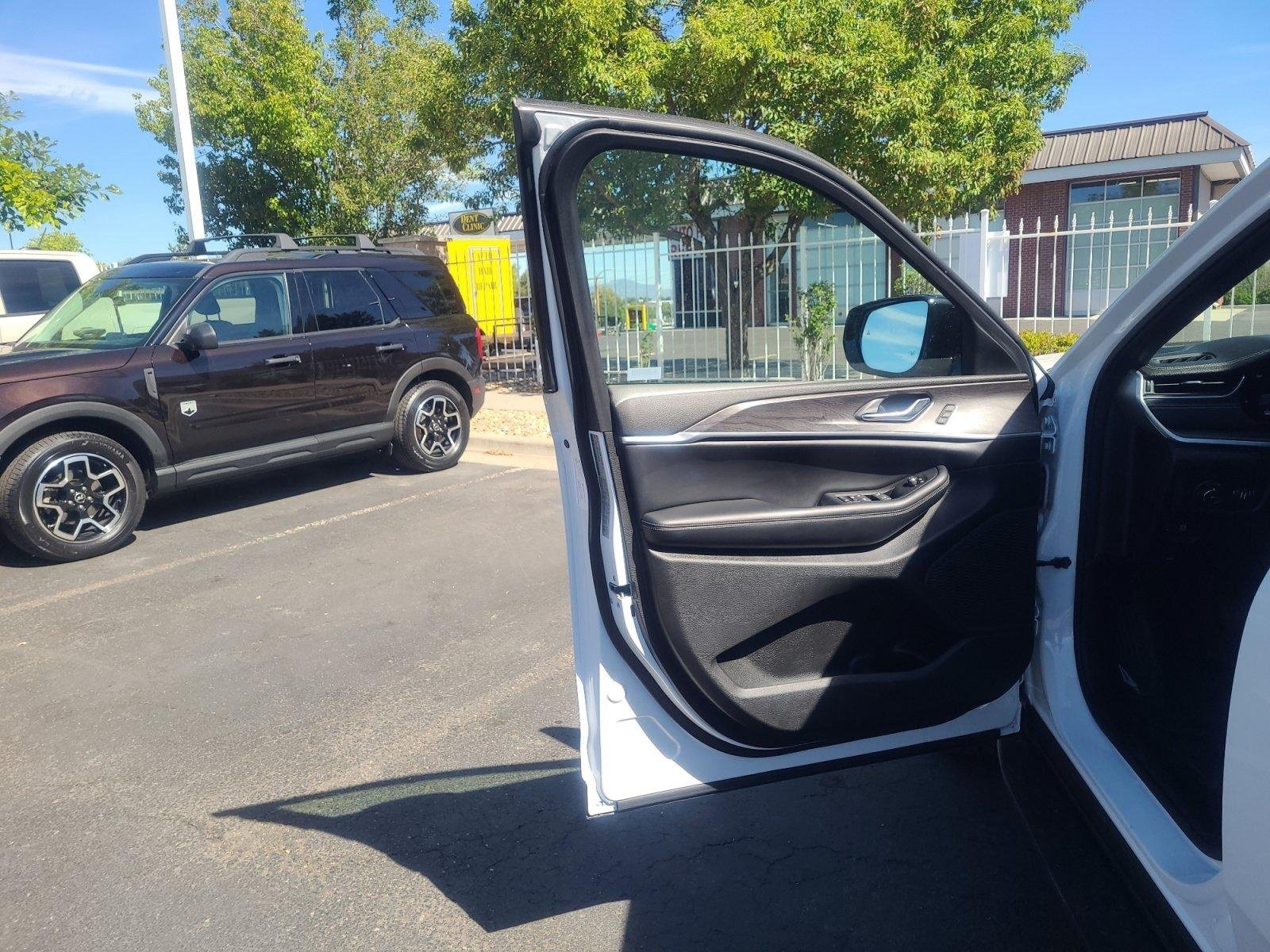 Used 2024 Jeep Grand Cherokee Limited w/ Luxury Tech Group II AWD/4WD image 13