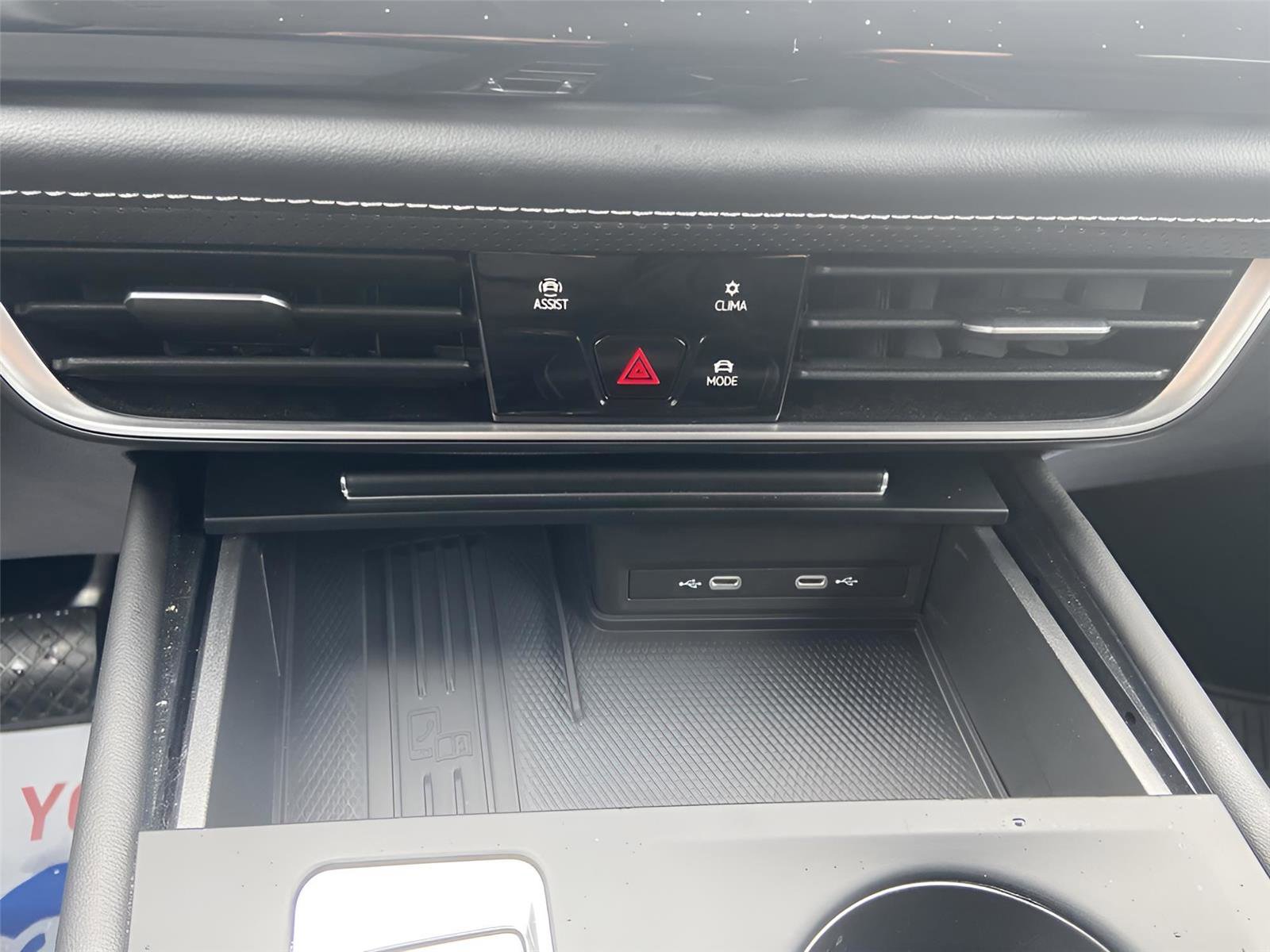 Used 2025 Volkswagen Atlas SE image 31