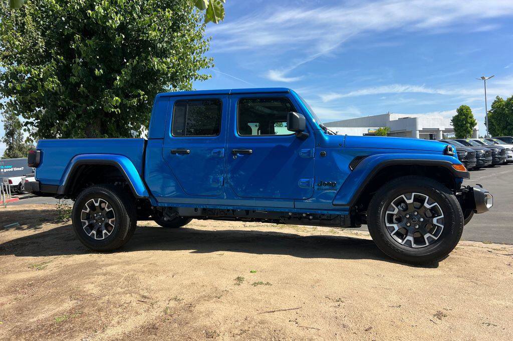 New 2026 Jeep Gladiator Sport AWD/4WD image 3