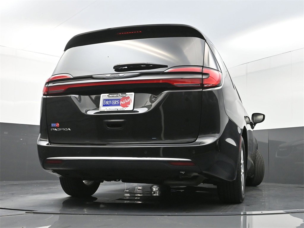 Used 2021 Chrysler Pacifica Touring-L image 32