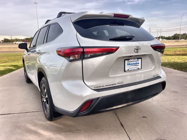 Used 2022 Toyota Highlander XLE AWD/4WD image 5