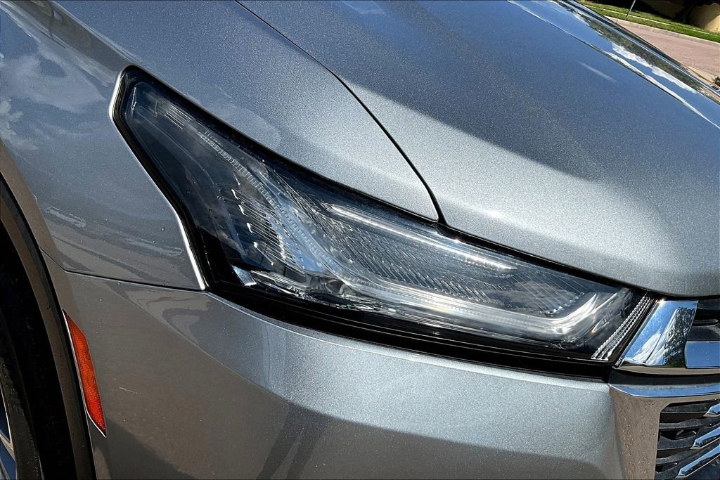 Used 2023 Chevrolet Traverse LT image 32