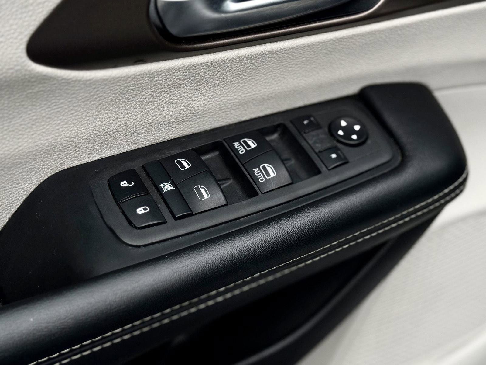 Used 2022 Chrysler Voyager LX FWD image 11
