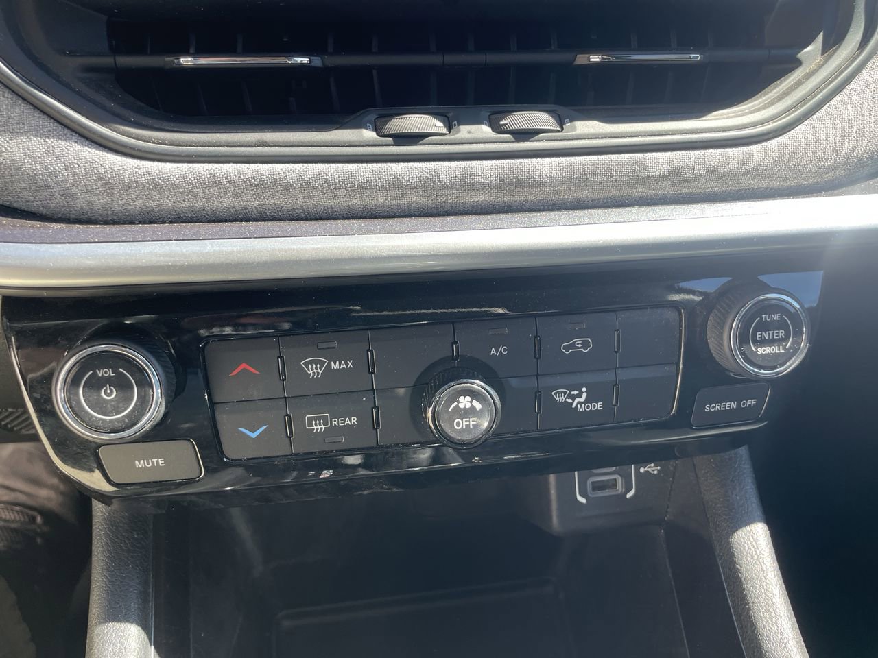 Used 2022 Jeep Compass Latitude AWD/4WD image 21