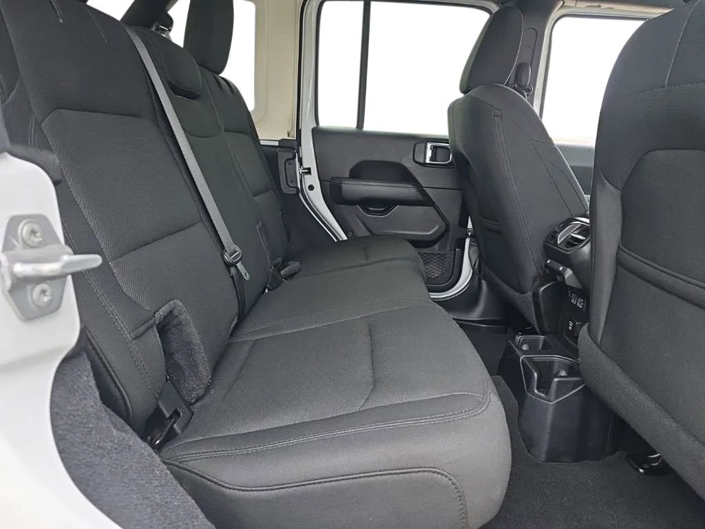 Used 2019 Jeep Wrangler Unlimited Sahara AWD/4WD image 16