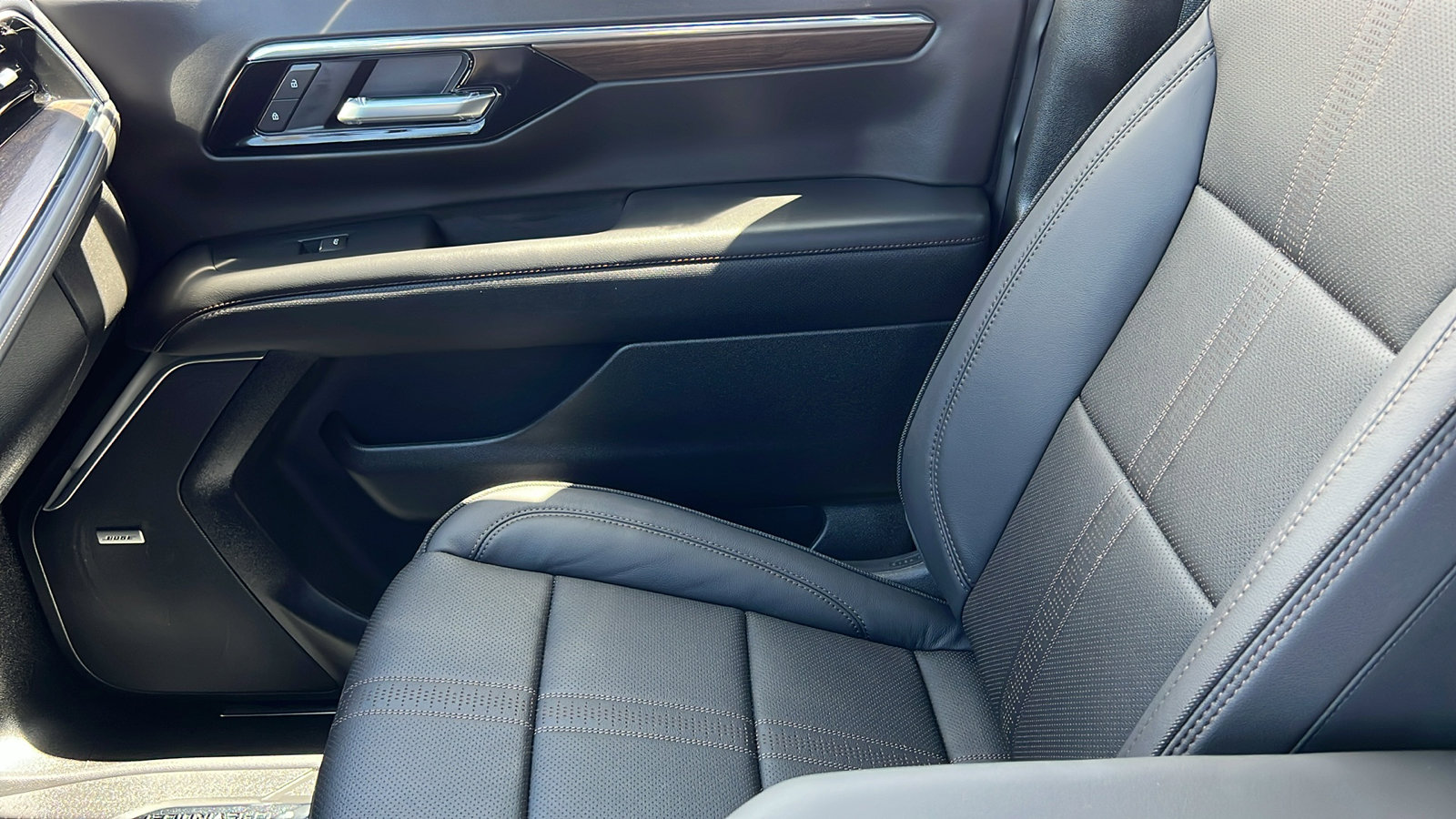 New 2025 Chevrolet Suburban High Country image 24