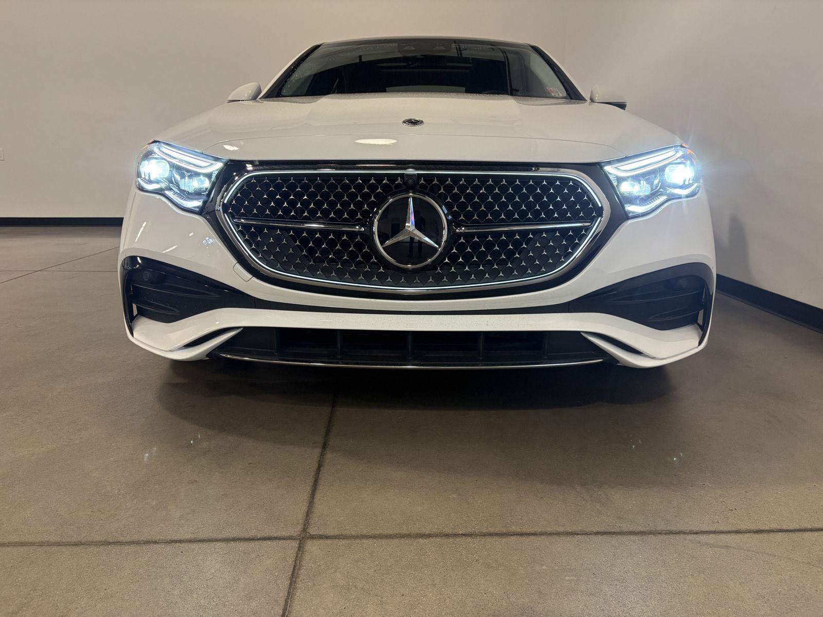 Used 2025 Mercedes-Benz E 350 4MATIC Sedan image 3