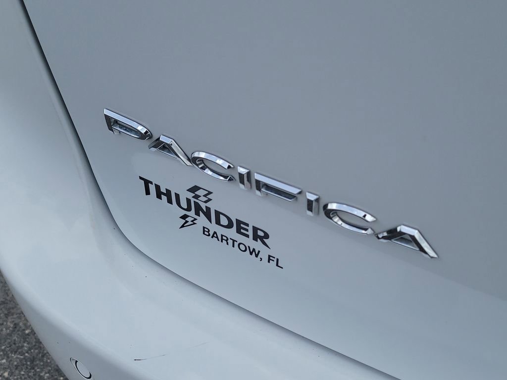 Used 2024 Chrysler Pacifica Touring-L image 6