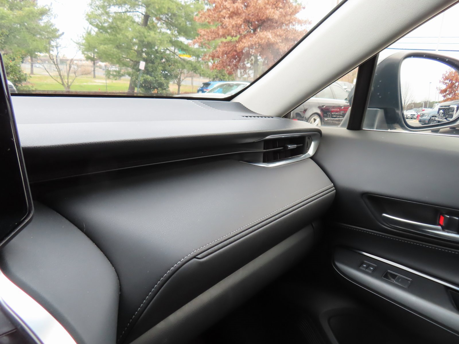 Used 2021 Toyota Venza LE w/ Carpet Mat Package (TMS) image 22